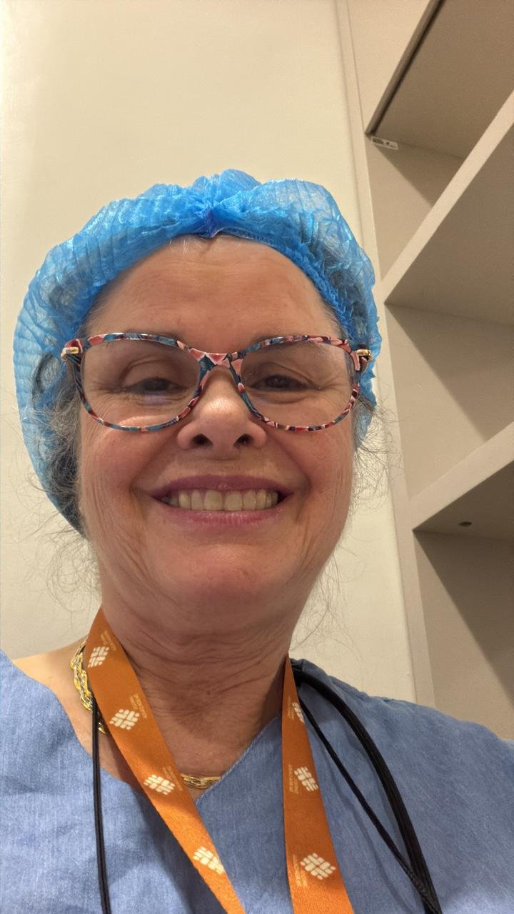 Retrato da Dra. Lídia Medeiros, ginecologista, sorrindo, com touca cirúrgica